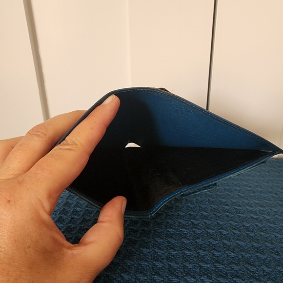 Louis Vuitton Authentic Epi Wallet Blue - Picture 6 of 10